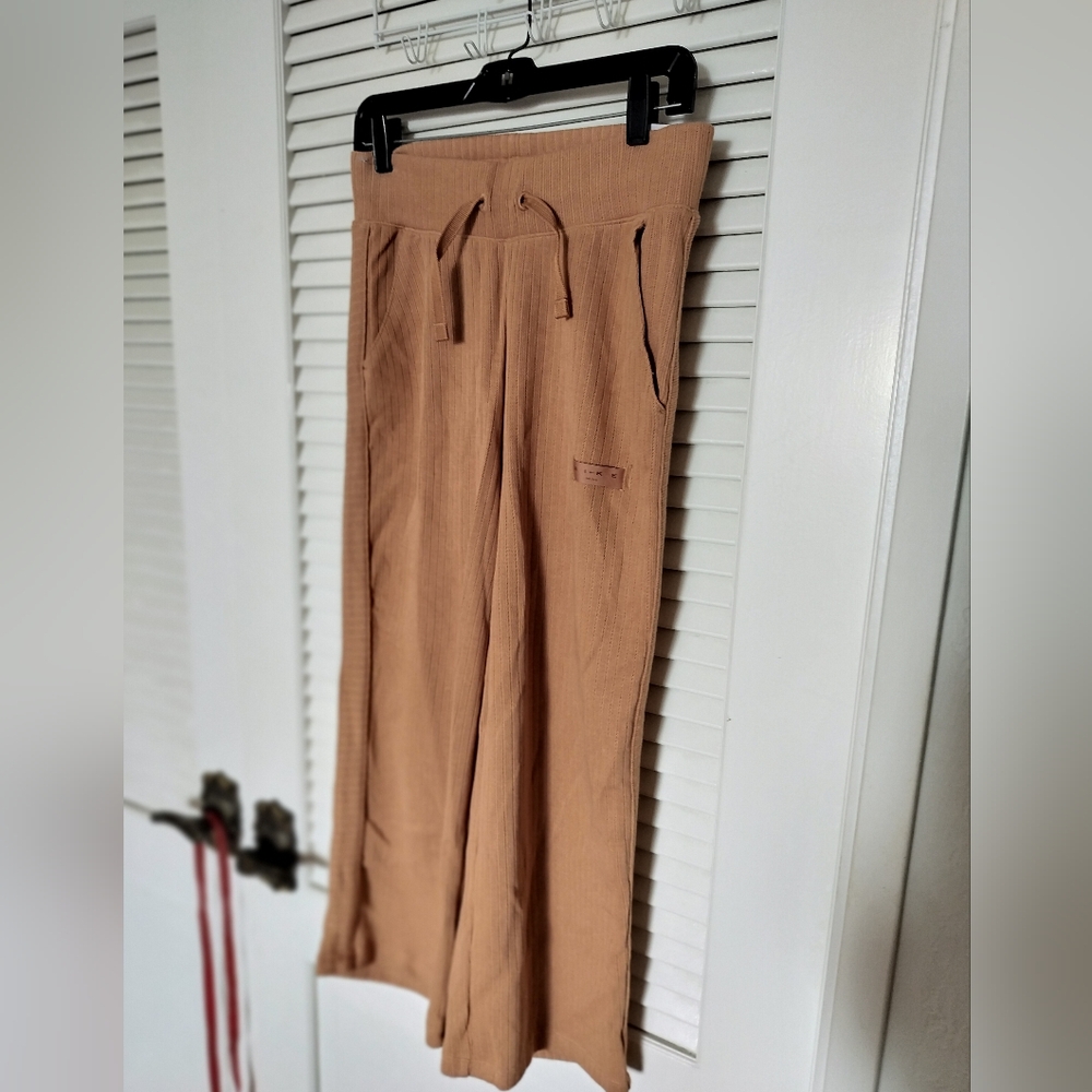 Nike Women's Ribbed Cropped Wide Leg Pants Size Small Caramel